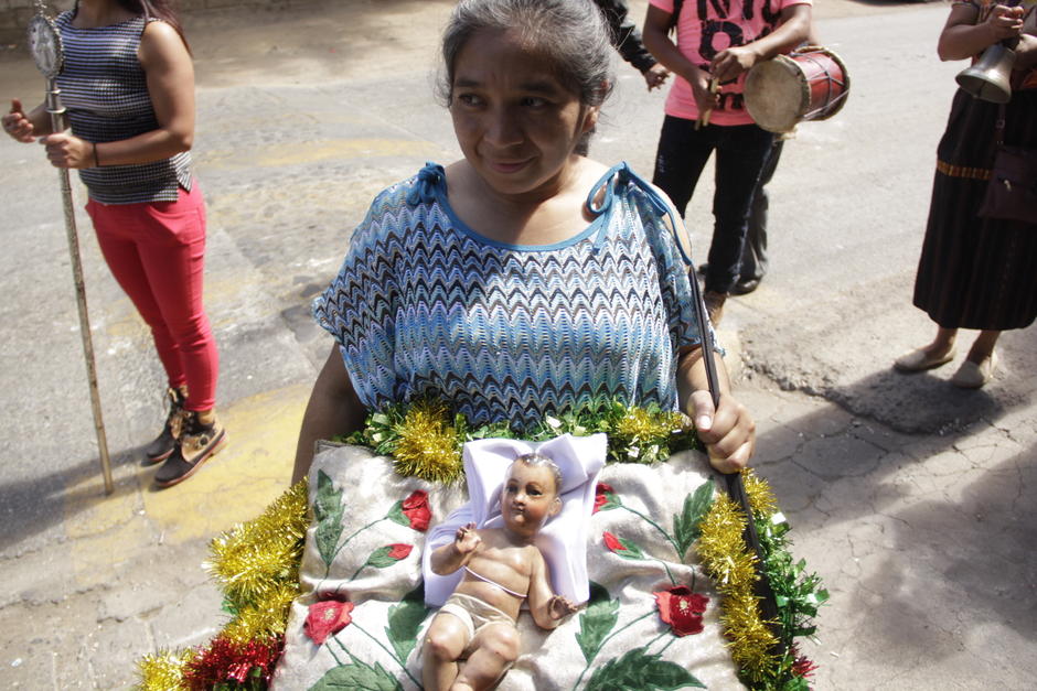 Fieles cat&oacute;licos de Pastores, Sacatep&eacute;quez acompa&ntilde;an al Ni&ntilde;o Dios. (Foto: Fredy Hern&aacute;ndez/Soy502)
