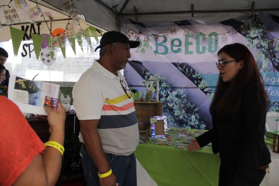 Estudiantes de la carrera de Perito Contador mostraron las ideas emprendedoras que empezaron a gestar desde enero. (Foto: Fredy Hern&aacute;ndez/Soy502)