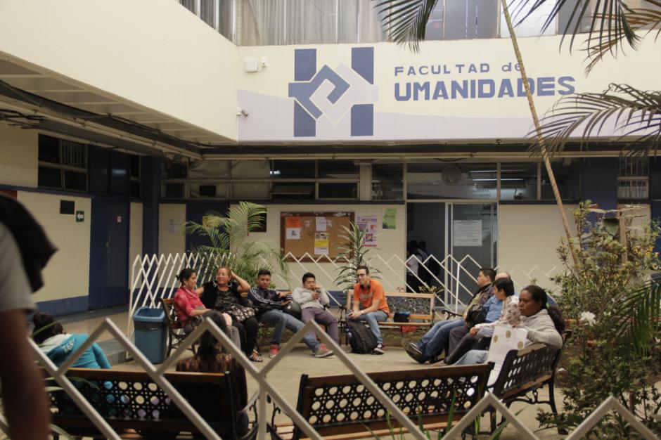 La facultad de Humanidades de la Usac es la que m&aacute;s estudiantes graduados de bachillerato en educaci&oacute;n reciben. En 2016 hubo una disminuci&oacute;n en los inscritos en las distintas especialidades que ofrecen a los reci&eacute;n graduados. (Foto: Fredy Hern&aacute;ndez/Soy502)