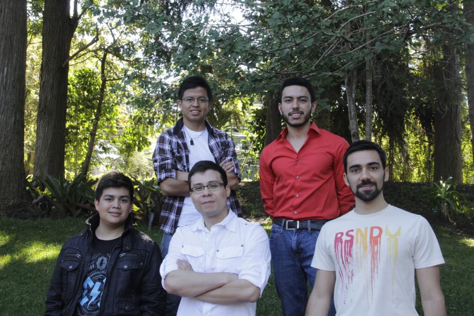 Henzer Garc&iacute;a, &Oacute;scar Gil, Fernando Flores, Boris Becerra y Diego P&eacute;rez conforman el grupo de estudiantes que emprenden en el mundo de las aplicaciones con Onlife. (Foto: Fredy Hern&aacute;ndez/Soy502)