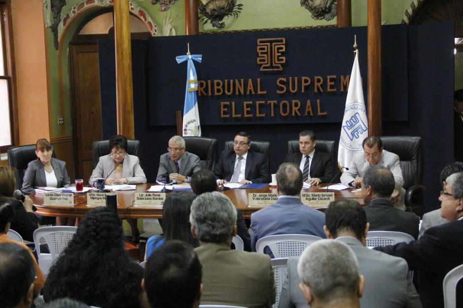 En la &uacute;ltima reuni&oacute;n de magistrados del TSE y los fiscales de los partidos pol&iacute;ticos hubo elogios y reclamos por no cancelar al partido Lider, adem&aacute;s de sugerencias para las elecciones de este domingo. (Foto: Fredy Hern&aacute;ndez/Soy502)