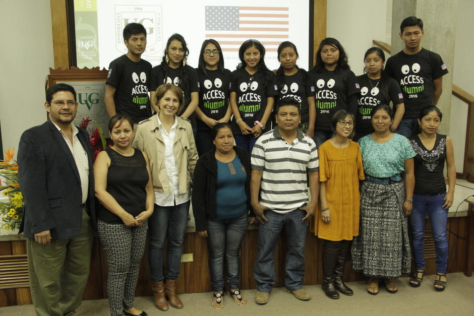 Exalumnos del programa Access, representantes de la UVG y Wakami trabajar&aacute;n de la mano en la ense&ntilde;anza de ingl&eacute;s a las artesanas. (Foto: Fredy Hern&aacute;ndez/Soy502)