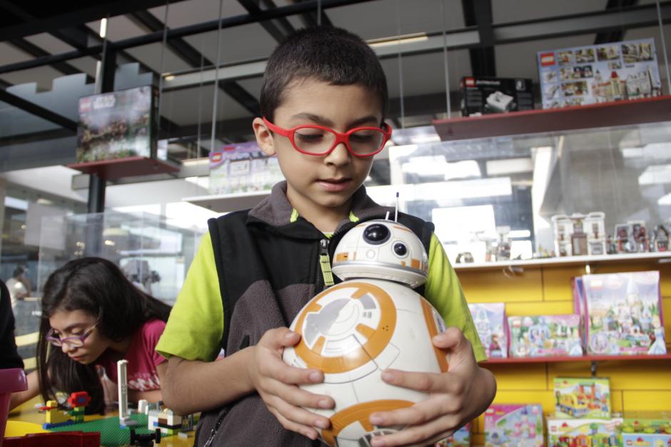 El robot BB-8 Droid es uno de los personajes que aparece en Star Wars 7. En Guatemala, se venden los juguetes de esta figura en Butoys, de Majadas 11. (Foto: Fredy Hern&aacute;ndez/Soy502)