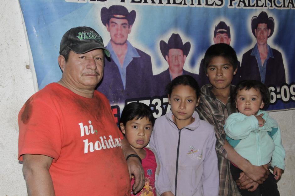 Cristino P&eacute;rez espera junto a sus nietos a que su hija, su pareja y sus nietos salgan del hospital. (Foto: Fredy Hern&aacute;ndez/Soy502)