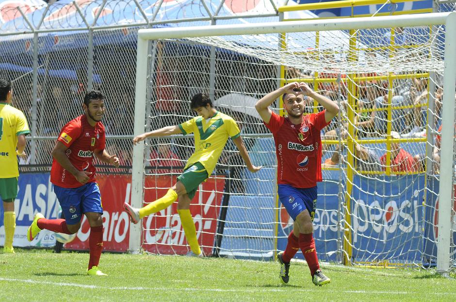Henry L&oacute;pez celebr&oacute; su doblete ante Petapa, ya es uno de los goleadores de Municipal en el Apertura 2015. (Foto: Orlando Chile/Nuestro Diario)