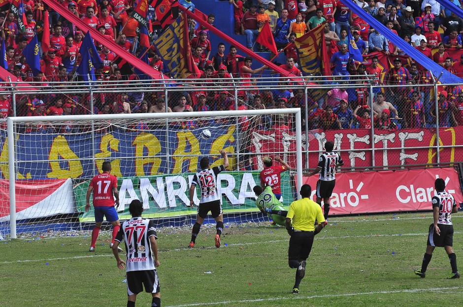 Mario el "Loco" Rodr&iacute;guez anot&oacute; al minuto 15 y dio esperanza a los rojos. (Nuestro Diario)&nbsp;