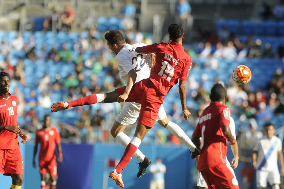 Minor L&oacute;pez Campollo, intent&oacute; en las alturas, pero la zaga cubana no dio libertades. (Foto: Aldo Mart&iacute;nez/Nuestro Diario)