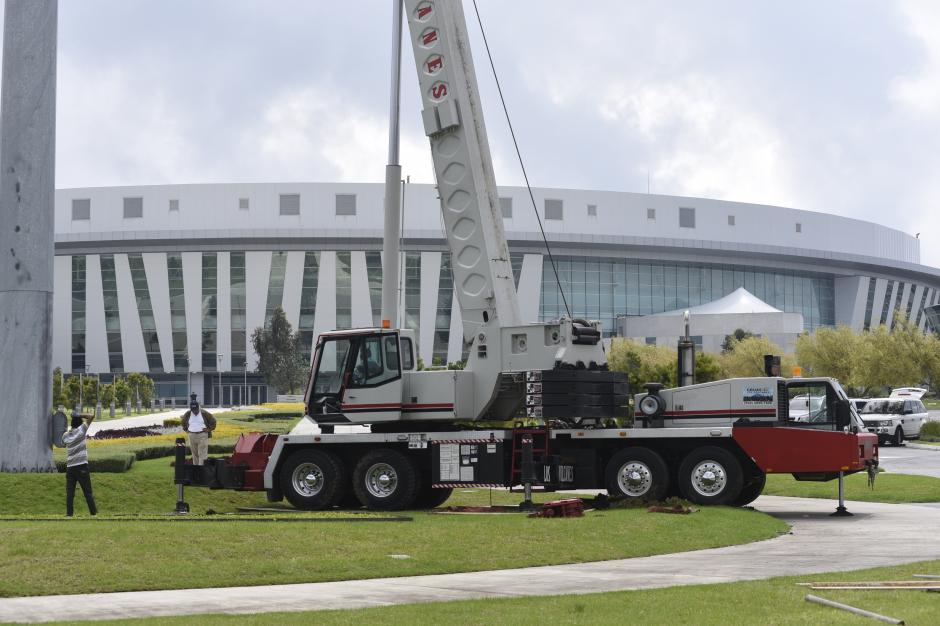 Este sábado fue desmontada el asta donada por Baldetti. (Foto: Erick Sor/Nuestro Diario)