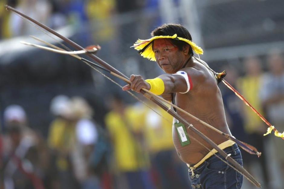 &nbsp;&nbsp;Un indígena brasileño de la etnia Kayapo participa en la modalidad de Arco y Flecha. (Foto: EFE)
