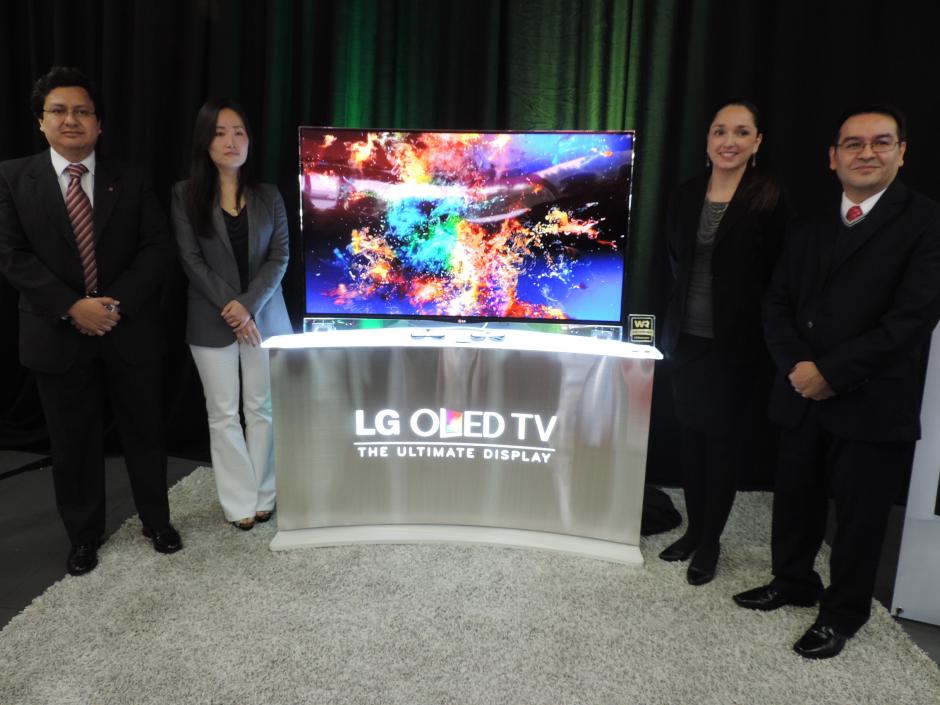 Directivos de la empresa LG, presentan en Guatemala el nuevo televisor OLED Curvo. (Foto: LG)