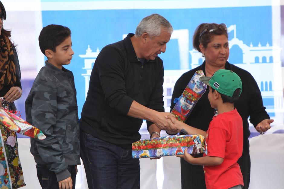 El presidente Otto P&eacute;rez, en compa&ntilde;&iacute;a de su esposa Rosa Leal, entreg&oacute; obsequios a ni&ntilde;os del municipio de Zaragoza, Chimaltenango. (Foto: Presidencia)