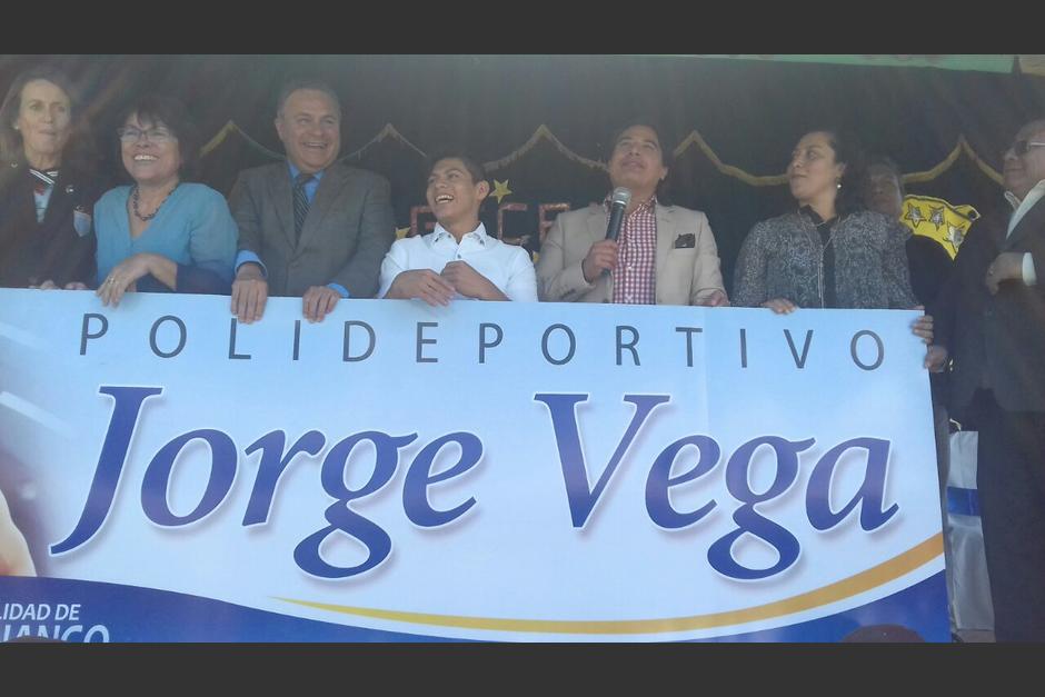 Las autoridades de la municipalidad de Jocotenango reconocen la trayectoria de Jorge Vega. (Foto: Pablo Sol&iacute;s/Nuestro Diario)