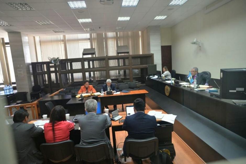 El abogado defensor de Enrique Castellanos Rojas luci&oacute; un color muy llamativo para  asistir a tribunales. (Foto: Wilder L&oacute;pez/Soy502)