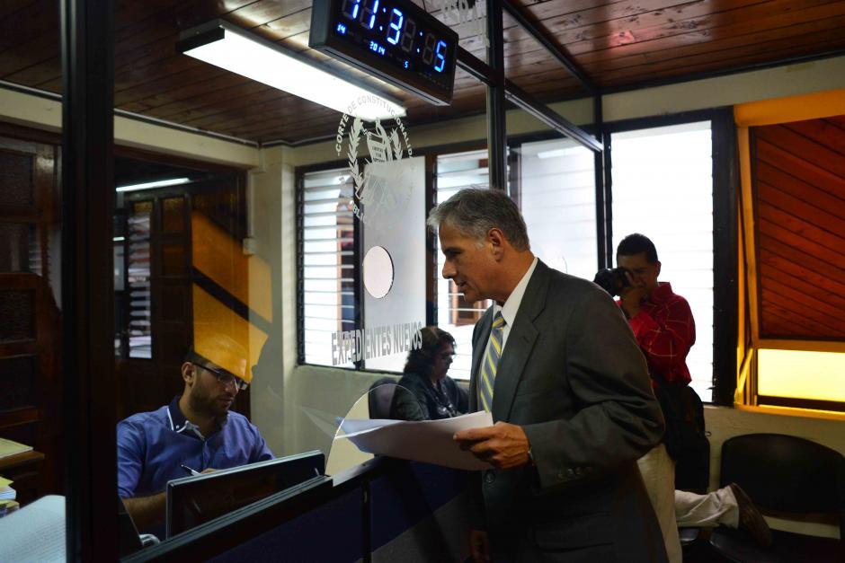 El abogado Ricardo Sagastume interpuso un amparo contra la Contralora General de Cuentas, Norma Segura, para que de inmediato sea destituida del cargo.