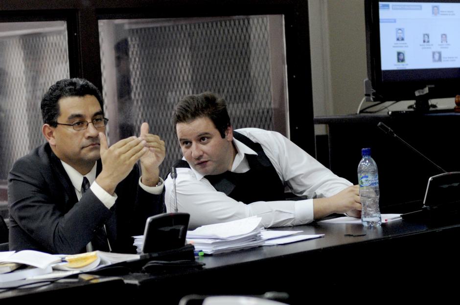 Rodolfo L&aacute;zaro Padilla, (izquierda) abogado defensor de Roberto Barreda (derecha), solicit&oacute; el traslado de Barreda hacia el sector 12 desde el pasado 20 noviembre, petici&oacute;n que fue resuelta favorablemente el viernes. (Foto: Esteban Biba/Soy502)