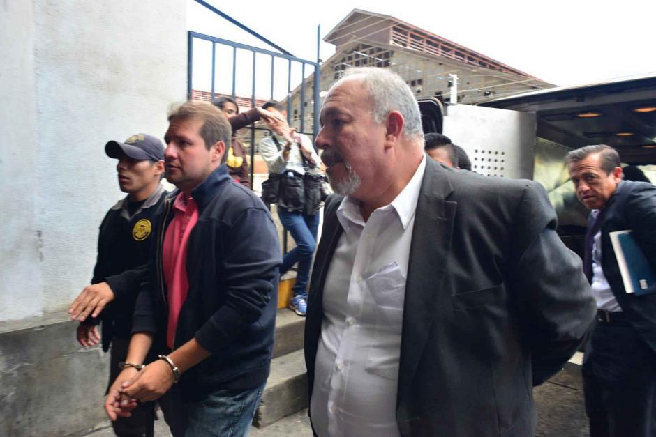 Al frente, Alvaro Dub&oacute;n, ex subgerente administrativo del IGSS. (Foto: Archivo/Soy502)