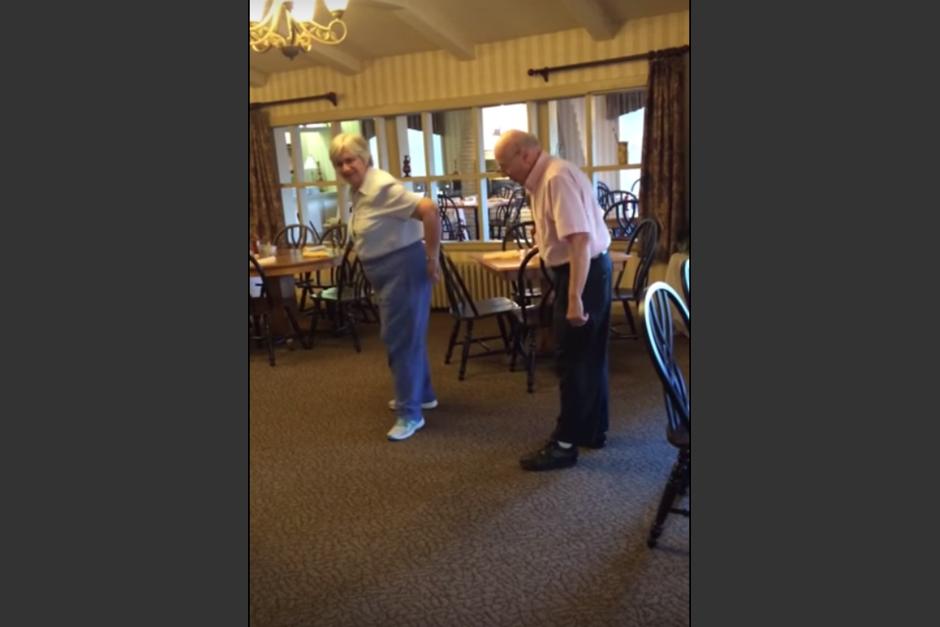 La pareja de abuelitos enternece las redes sociales con su baile. (Imagen: captura de YouTube)