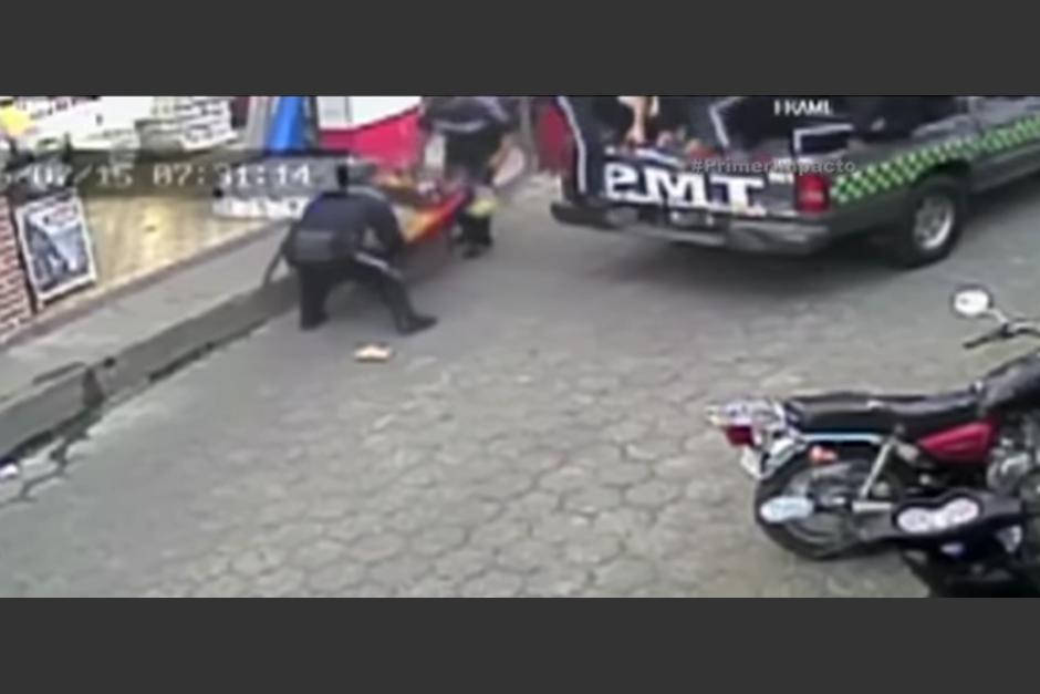 Este fue el momento en el que los polic&iacute;as municipales, se llevan la carreta de mano con el producto de venta del adolescente.  (Foto: Captura de YouTube)