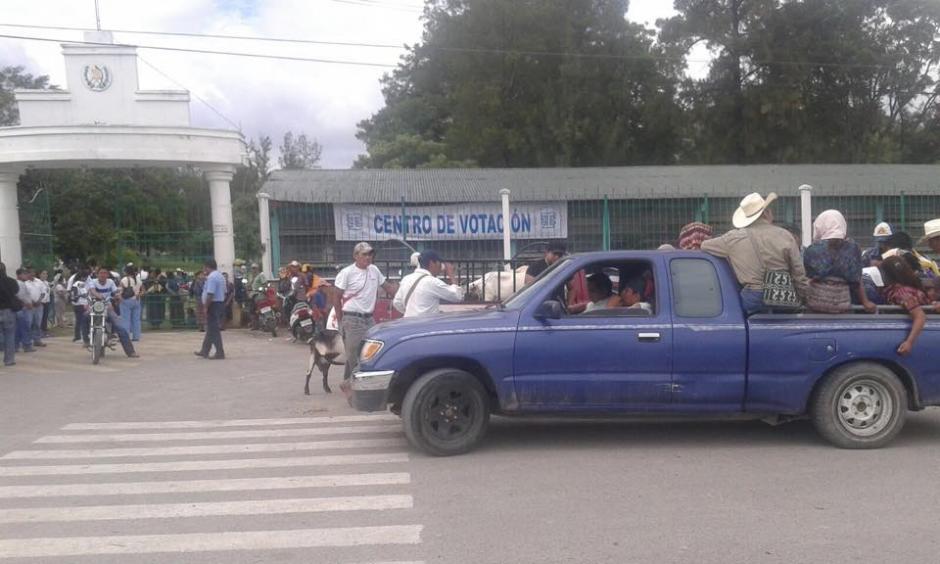 En Salam&aacute;, denuncian acarreo de votantes por parte del hermano del actual alcalde. (Foto: Usuario Soy502).