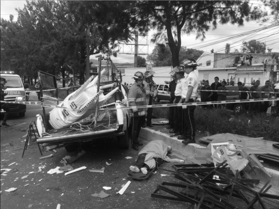 Una mujer perdi&oacute; la vida en un aparatoso accidente registrado sobre la calzada Roosevelt. (Foto: Bomberos Voluntarios)