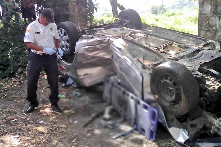 El veh&iacute;culo, que tambi&eacute;n qued&oacute; destruido, atropell&oacute; a una familia que almorzaba a la orilla de la carretera. (Foto: Bomberos Voluntarios)