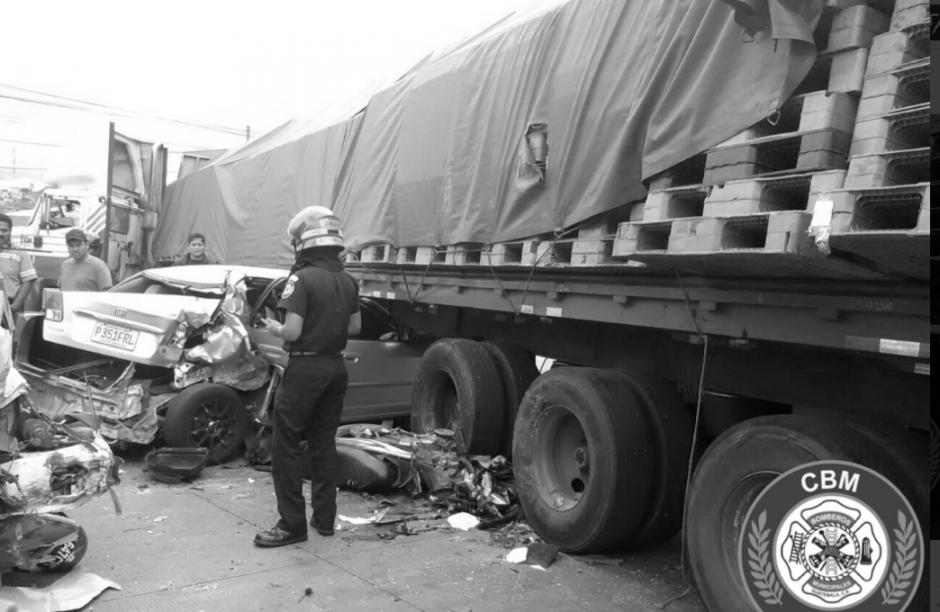 Un motorista perdi&oacute; la vida al ser trasladado al hospital. (Foto: Bomberos Municipales) 