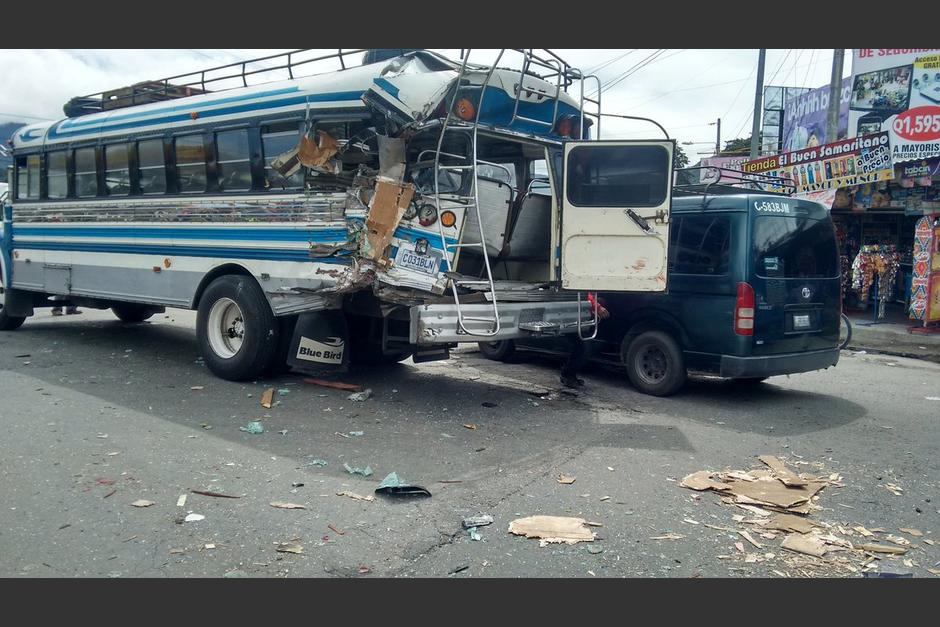 Al menos tres personas resultaron heridas en un accidente de tr&aacute;nsito en Cuatro Caminos. (Foto: @stereo100Xela)