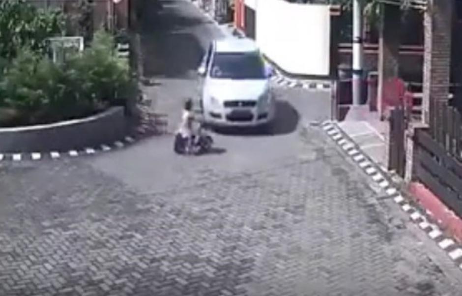 En un video qued&oacute; registrado el momento en el que una ni&ntilde;a fue atropellada por un veh&iacute;culo en Indonesia. (Foto: www.elsalvadortimes.com)