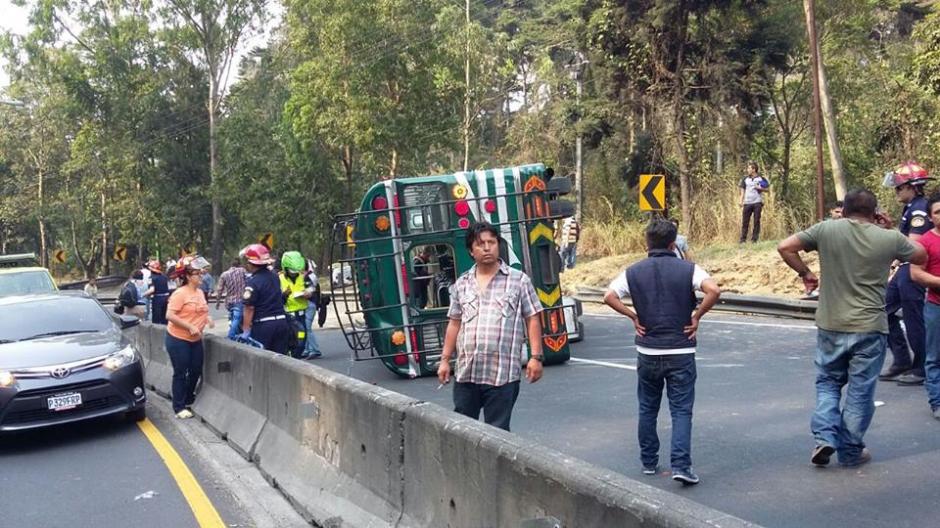 El autob&uacute;s extraurbano accidentado obstaculiza los dos carriles en el kil&oacute;metro 12 de la ruta hacia El Salvador, en direcci&oacute;n a la capital. (Foto: PMT Santa Catarina Pinula)