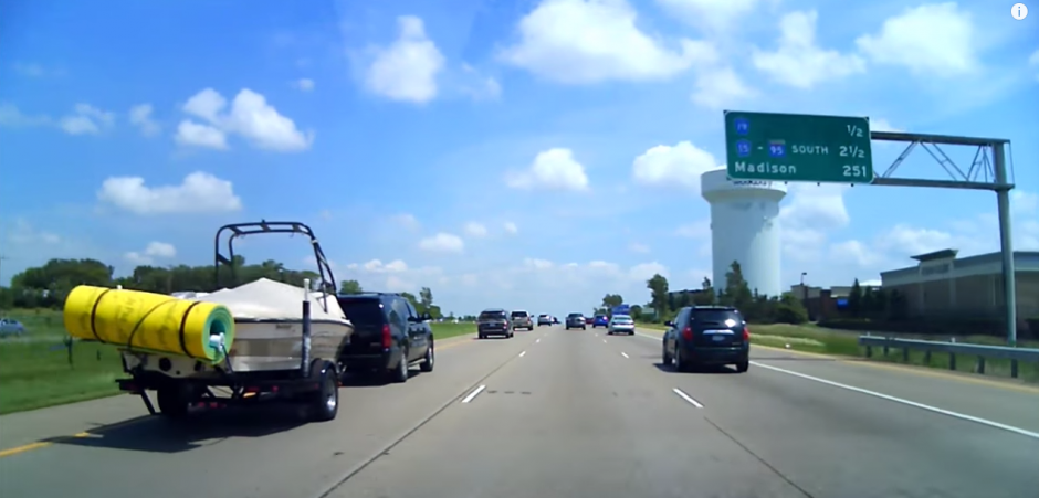 Un veh&iacute;culo transporta una lancha, y una esponja de gran tama&ntilde;o se desprende provocando un accidente. (Captura de pantalla: Linda L/YouTube)