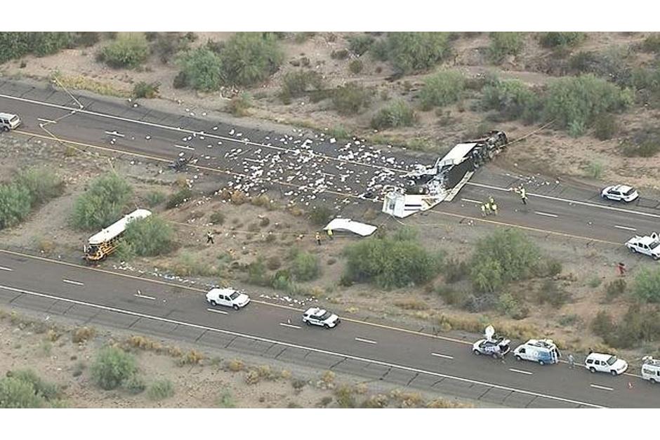 Un autob&uacute;s con reos sufri&oacute; un accidente en la carretera interestatal de Arizona. (Foto: Internet)