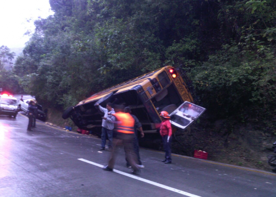 Tres veh&iacute;culos resultaron involucrados en el incidente. (Foto: Twitter@Provial)