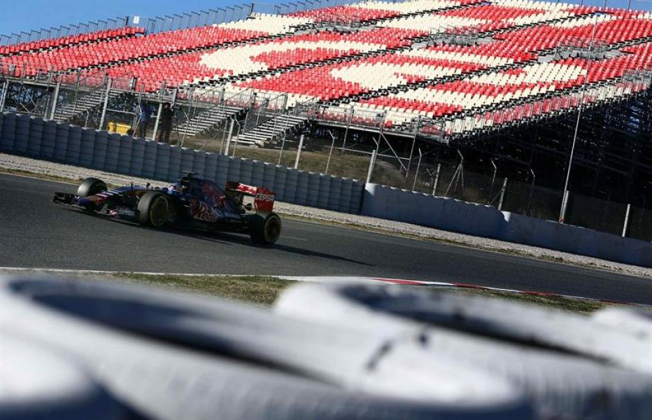 El piloto español de McLaren Fernando Alonso, durante la cuarta tanda de entrenamientos de pretemporada del Mundial de Fórmula Uno, que se celebran estos días en el Circuit de Catalunya. (Foto: EFE)