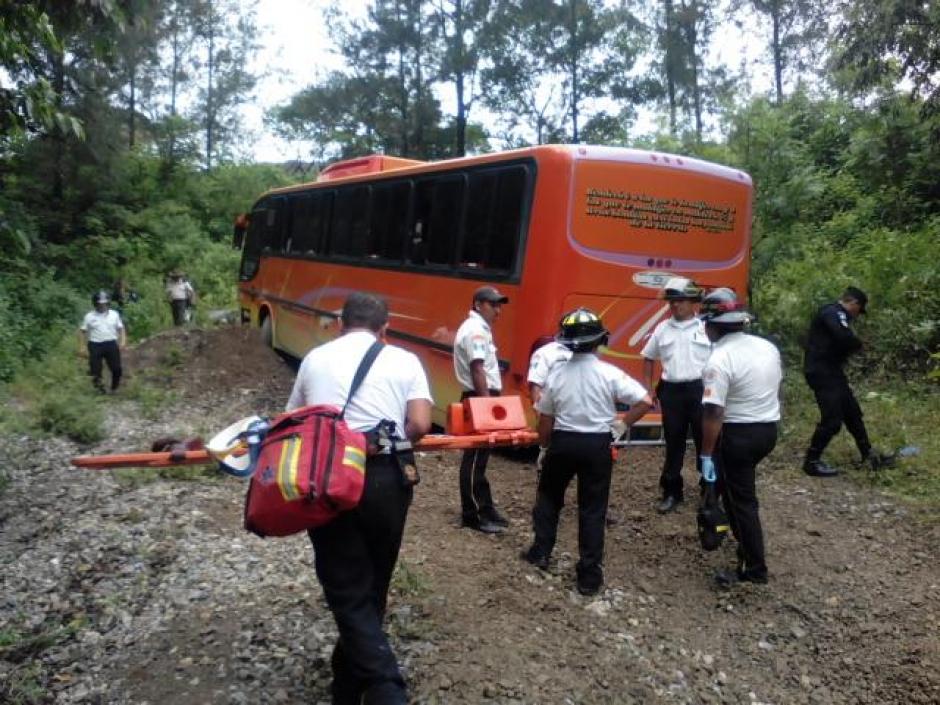 Un autob&uacute;s con turistas salvadore&ntilde;os sufri&oacute; desperfectos mec&aacute;nicos en bajada de "Las Ca&ntilde;as". (Foto: @BVAntigua)