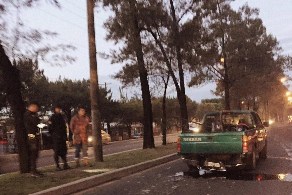 Cuatro veh&iacute;culos chocaron en el Perif&eacute;rico, en el trayecto que conduce del puente El Naranjo hacia el puente de Villa Linda. (Foto: InfoTr&aacute;ficoGT/Twitter)
