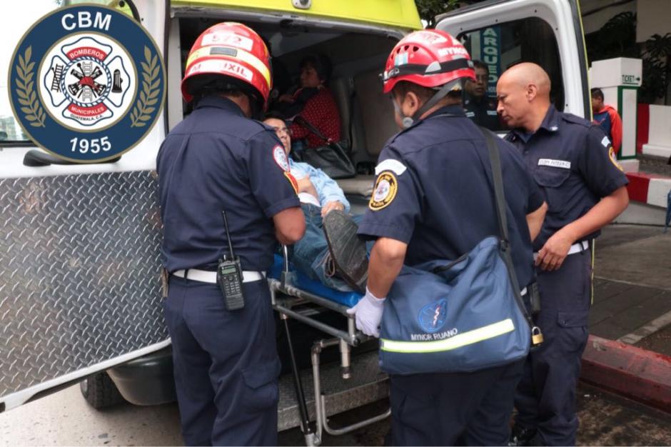El accidente se produjo cuando el padre coloc&oacute; mal un pie y cay&oacute; del ascensor. (Foto: @bomberosmuni) 