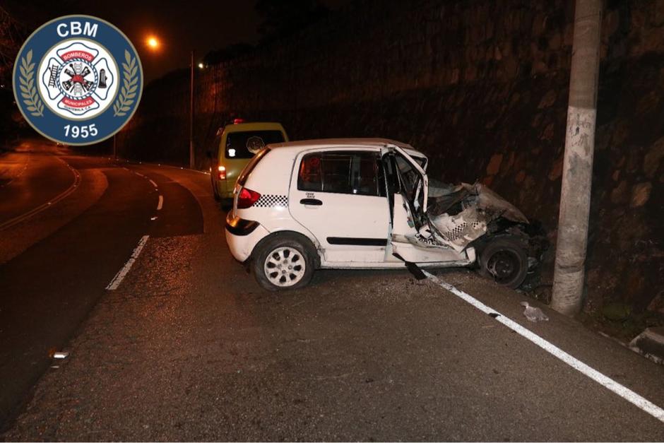 Un taxista se accident&oacute; en cercan&iacute;as al puente La Asunci&oacute;n zona 1. (Foto: Bomberos Municipales)