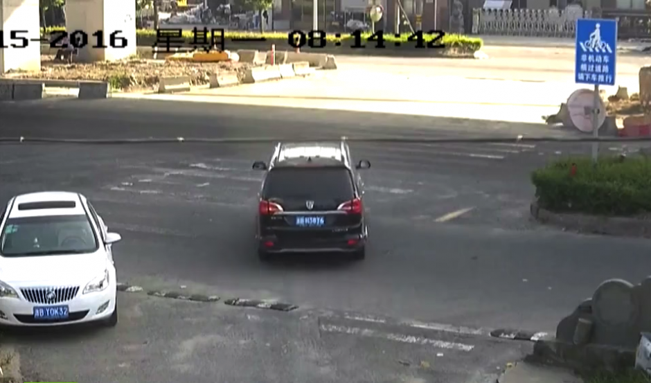 Un autom&oacute;vil circula por una de las carreteras de China. (Captura de pantalla: Rt en espa&ntilde;ol/YouTube)