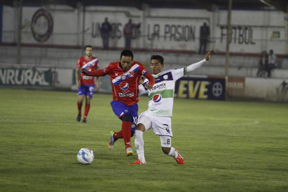 Kevin Arriola (izquierda) pelea el bal&oacute;n con el jugador de Antigua Edwin Gonz&aacute;lez, quien sufri&oacute; una conmoci&oacute;n cerebral durante el partido. (Foto: Gustavo Rodas/Nuestro Diario)