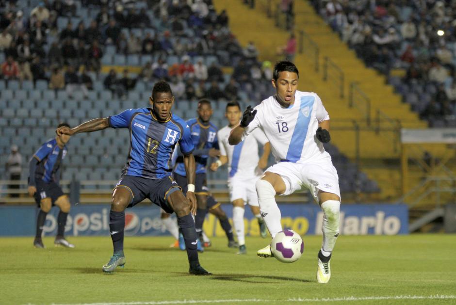 Luis Mart&iacute;nez domina el bal&oacute;n. (Foto: Luis Barrios/Soy502