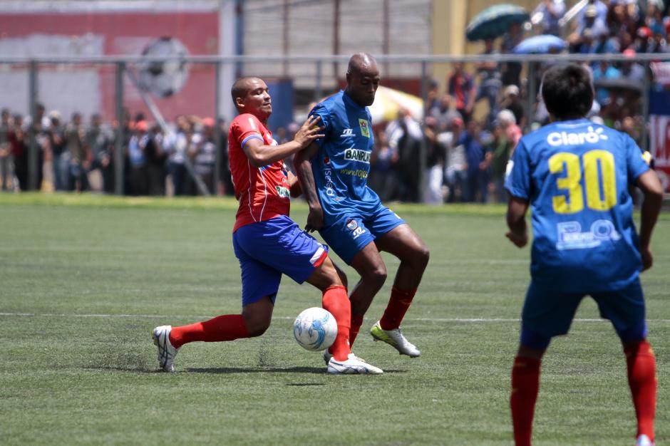 Juliano Rangel marca a Jhonny Woodly, el nuevo jugador de Municipal, quien anot&oacute; el gol rojo. (Foto: Gustavo Rodas/Nuestro Diario)