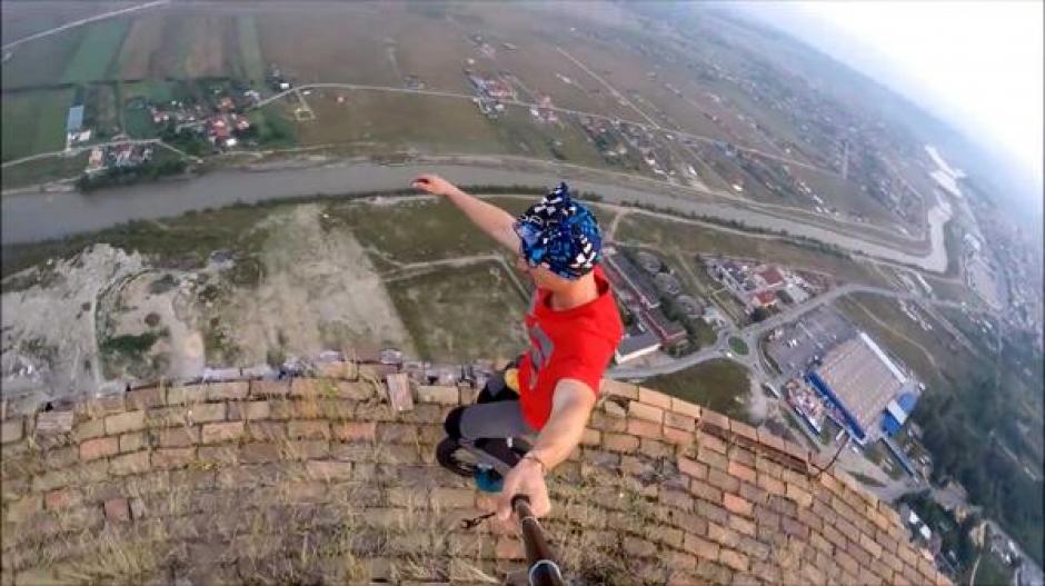 El video lo realizan en una antigua chimenea abandonada de 256 metros de altura. (Foto: YouTube)