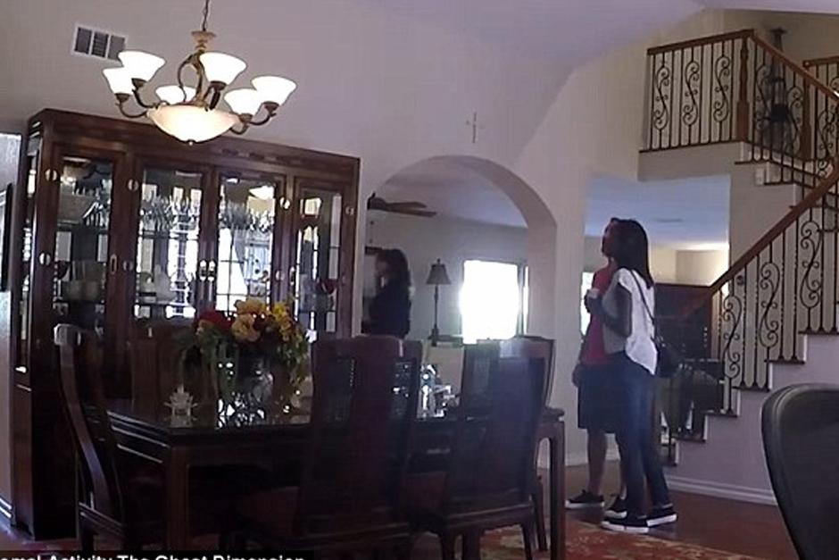 Los visitantes de un "open house" se llevaron el susto de su vida. (Foto: YouTube)