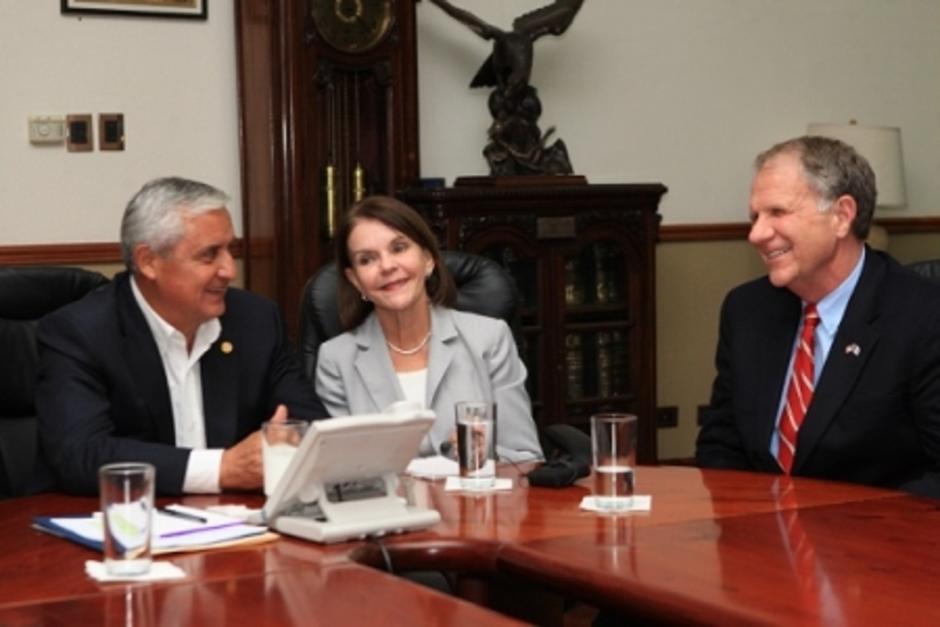 El presidente Otto P&eacute;rez se reuni&oacute; con el congresista rep&uacute;blicano Lloyd Poe. Foto: cortes&iacute;a SCSP