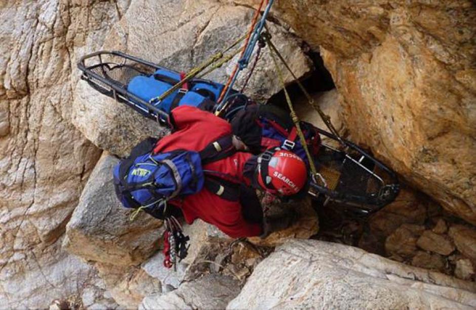 El escalador Tsenolo Shadrack Rasello es rescatado en &Aacute;frica. (Foto: El Club de Monta&ntilde;a de Sud&aacute;frica de B&uacute;squeda y Rescate)