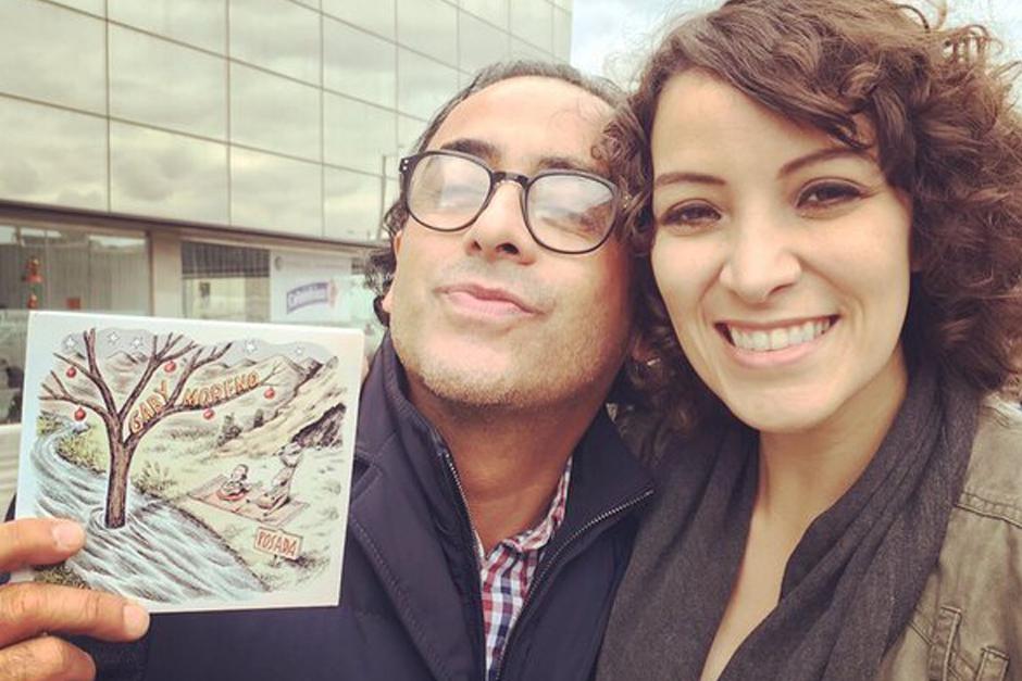 Gaby Moreno sonríe junto al comediante Adal Ramones. (Foto: Twitter/Gaby Moreno)