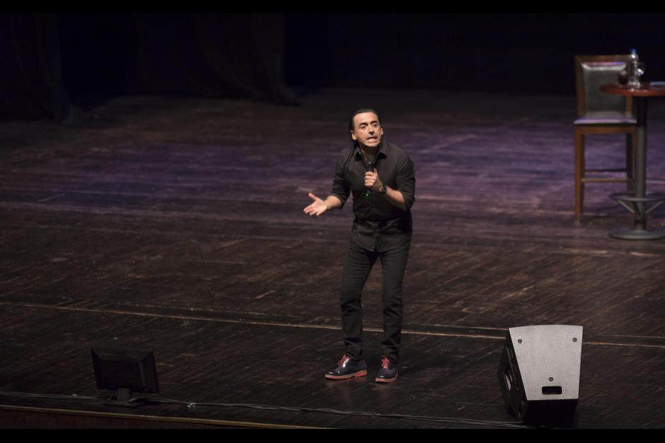Adal Ramones se encontraba en Guatemala, en la gira de sus "Mon&oacute;logos 2015", cuando comparti&oacute; la triste noticia de la muerte de su mam&aacute;. (Foto: George Rojas/ Soy502)