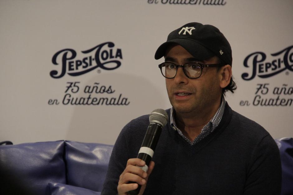 Adal Ramones dijo estar contento de regresar a Guatemala. Dijo que estuvo contento de haber trabajado con Gaby Moreno en la filmaci&oacute;n de un comercial recientemente. (Foto: Fredy Hern&aacute;ndez/Soy502)&nbsp;