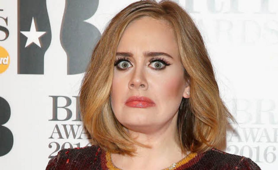 Adele se sorprendi&oacute; al momento de darle un beso de piquito a un admirador en su &uacute;ltimo concierto en Vancouver. (Foto: Star FM)