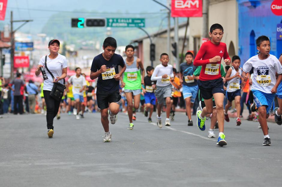 Ni&ntilde;os, ni&ntilde;as y j&oacute;venes de todas las edades corrieron la tradicional carrera Cobancito, que sirve como pre&aacute;mbulo para el Medio Marat&oacute;n Internacional de Cob&aacute;n. (Foto: Byron de la Cruz/Nuestro Diario)